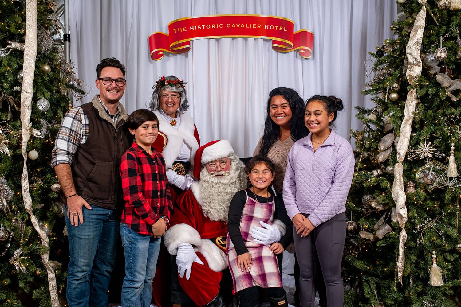 A family posing with Santa for a photo